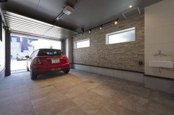 愛車を満喫するインナーガレージ