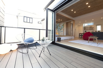 内と外がシームレスに繋がるバルコニー