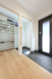 収納豊富なESC(エントランスサイドクローゼット)