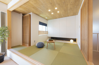ステップフロアの和室は落ち着いた木目で癒しの空間