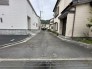 西側前面道路 