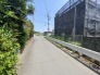 西側前面道路