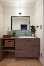 使いやすさを考え、デザインにもこだわった広々洗面室