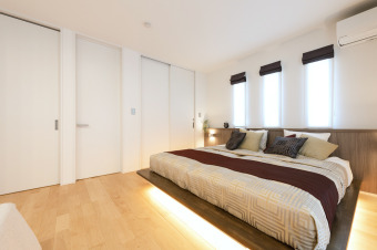 造作家具のベットでホテルライクな空間の寝室