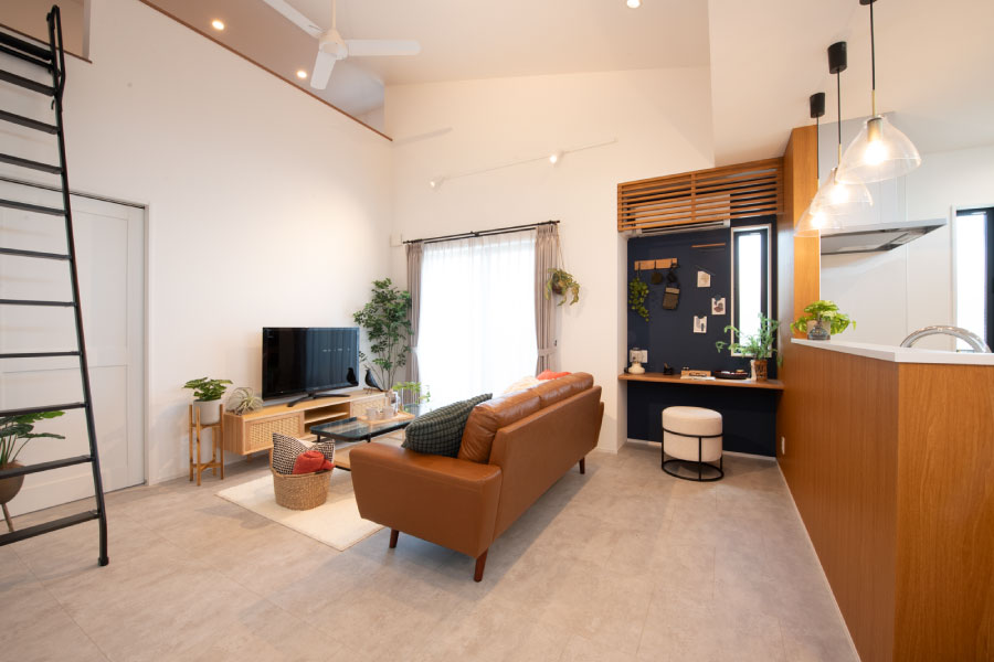 勾配天井の広々リビング