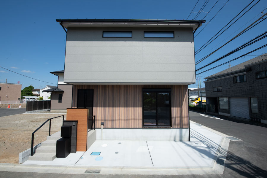 グレー×レッドシダーのシンプルな外観