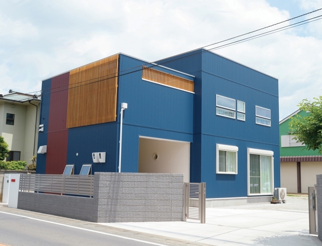 ガルバリウムと格子が美しい本格ガレージハウス