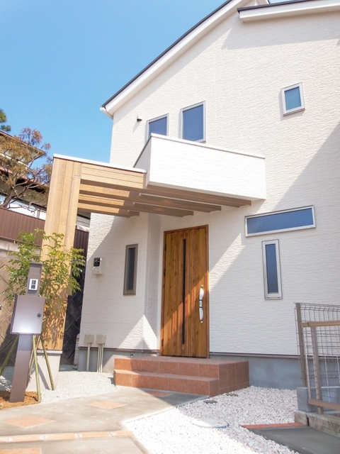 おしゃれなエントランスがお出迎えしてくれる自慢の住まい