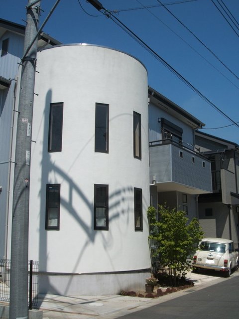 通りかかる人の目を引く独特の外観