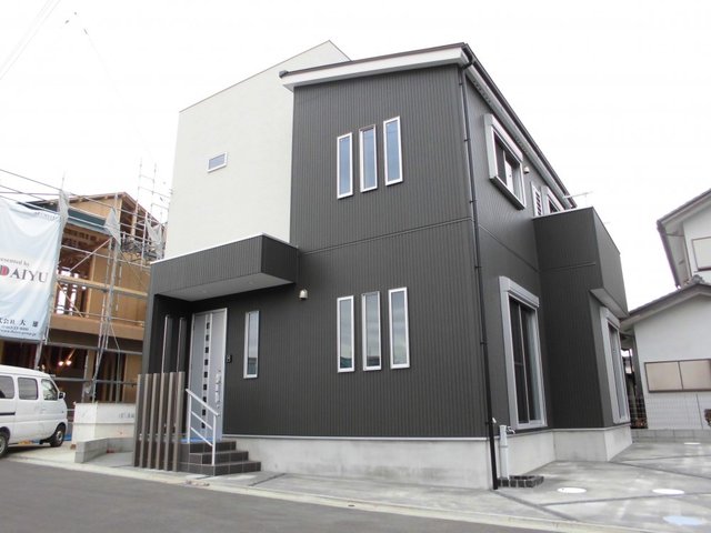 縦ラインが美しいスタイリッシュモダン住宅